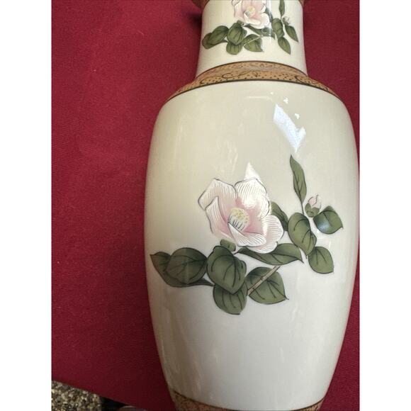 Rare Mid-Century Japan Porcelain Floral Vase Hand painted Birds & Magnolia, 10”H - Picture 4 of 9
